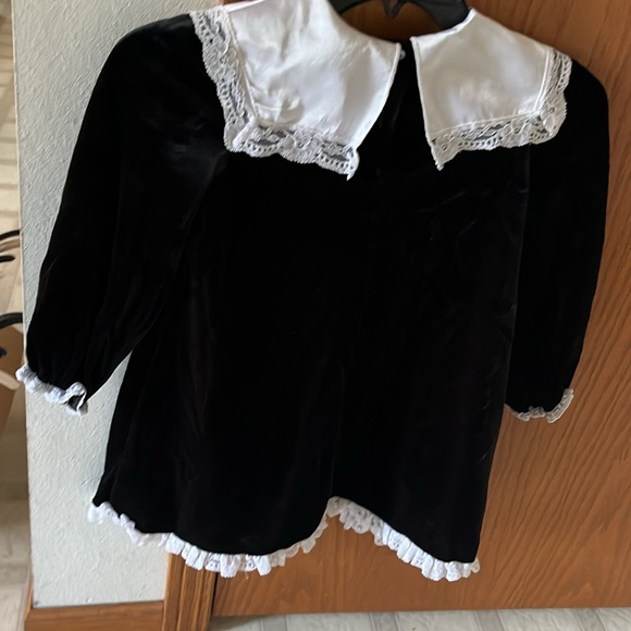 5/20🔴 Black Velvet and WhiteGirls Dress Sz 6 Lace Flowers accent Long sleeves. - Picture 5 of 9